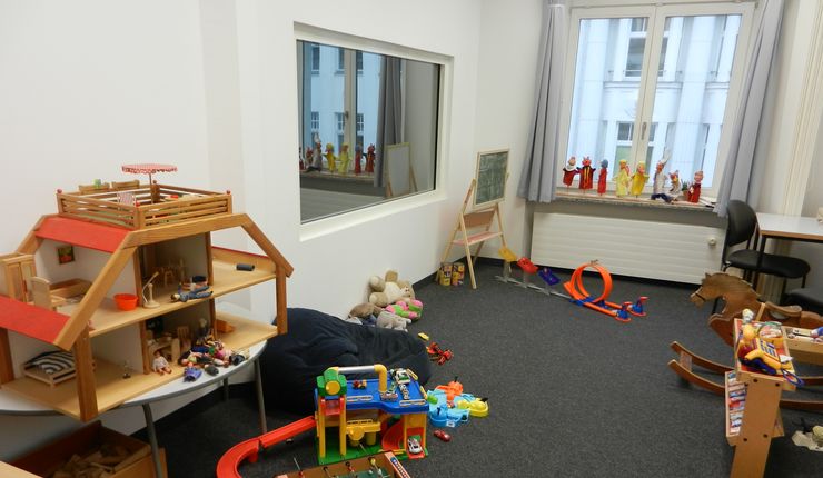 Diese Fotografie zeigt einen Raum der Begutachtungsstelle für Kinder und Jugendliche.