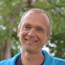 Portraitaufnahme von PD Dr. Martin Freiberg vor Baum bei Tageslicht