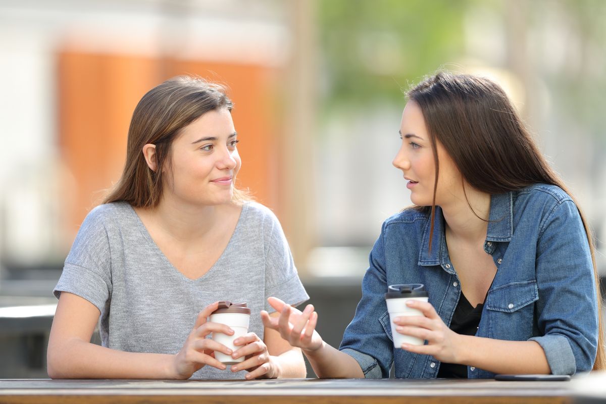 enlarge the image: Eine Studentin nimmt in ungezwungener Atmosphäre bei einem Kaffeetrinken die Beratung einer Kommilitonin aus dem Fachschaftsrat in Anspruch.