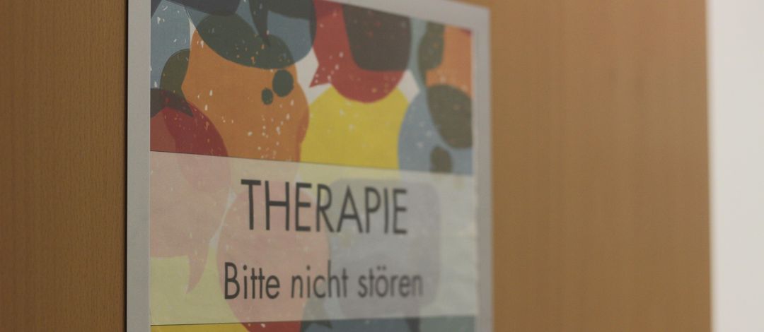 Foto von einem Türschild mit der Aufschrift "Therapie, bitte nicht stören" 