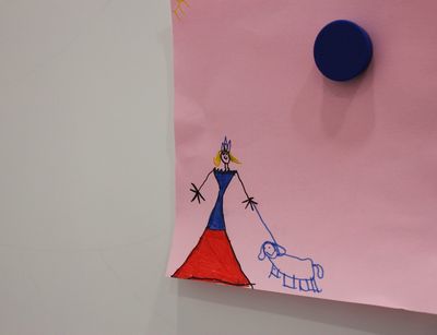 Foto von einer bunten Kinderzeichnung einer Prinzessin.