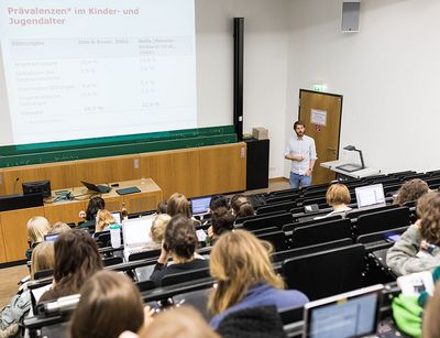 Diese Fotografie zeigt Studierende in einem Hörsaal.