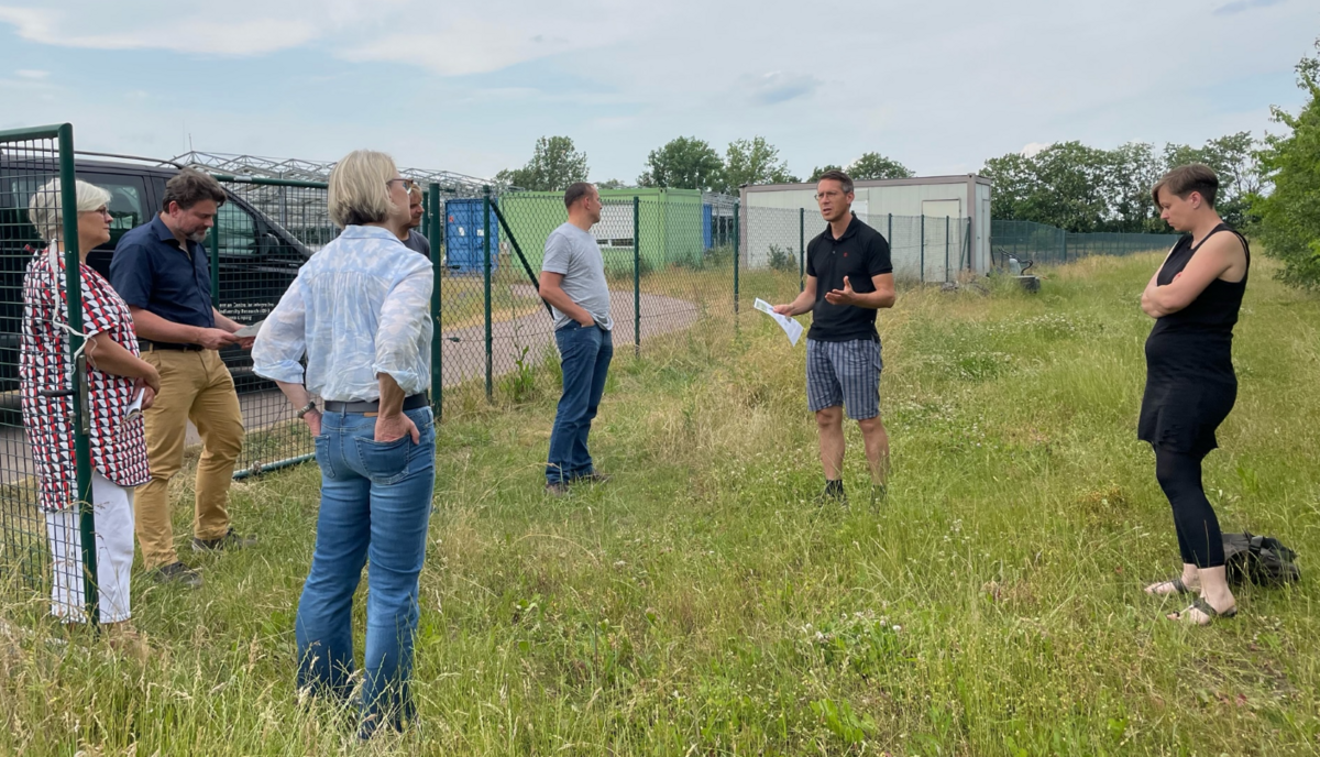 zur Vergrößerungsansicht des Bildes: Besichtigung des MyDiv Experiments, Bad Lauchstädt, in dem Studien mit Schüler:innen und Erwachsenen durchgeführt werden, Bild: Katja Liebal