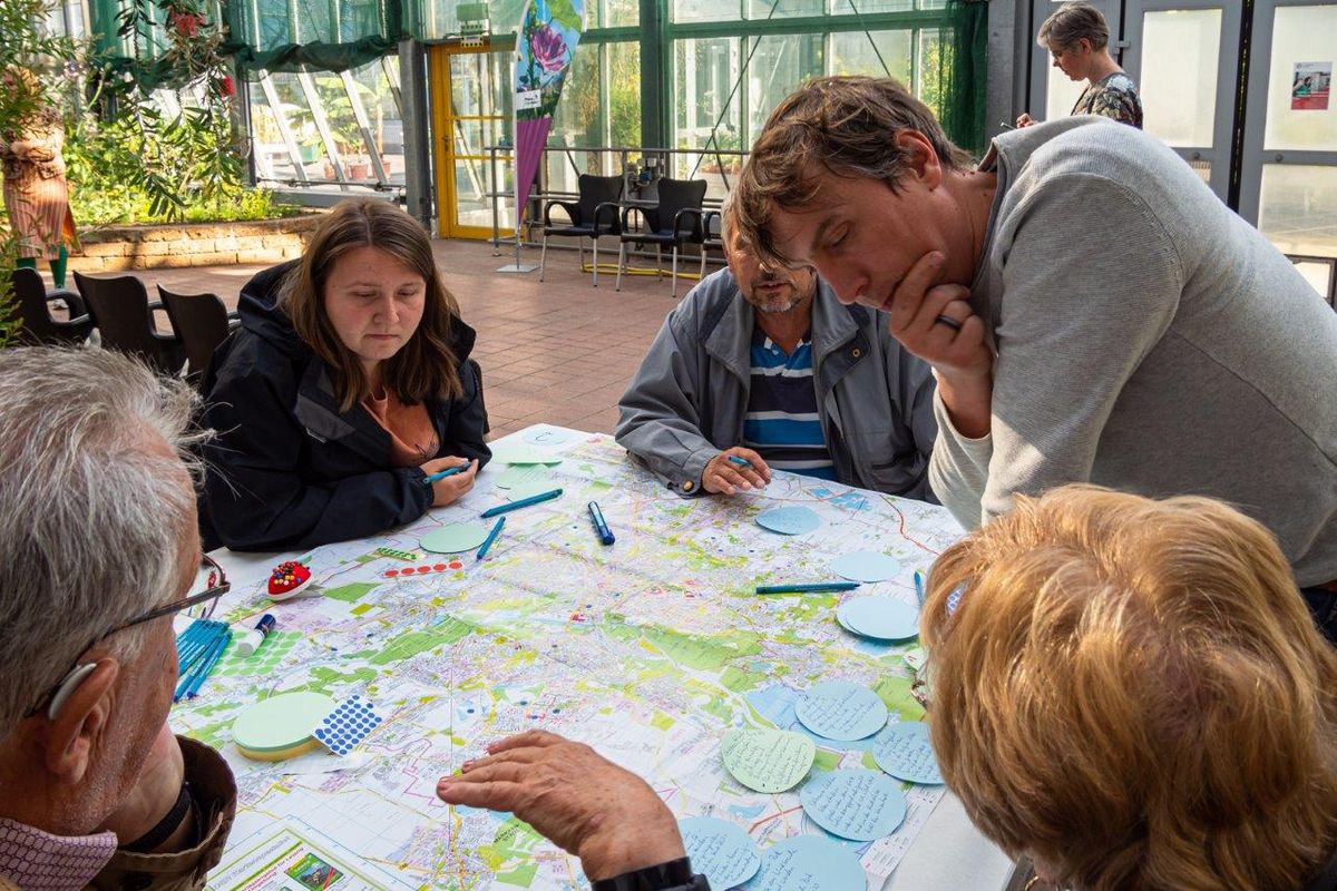 zur Vergrößerungsansicht des Bildes: Dialog im Botanischen Garten mit Bürger:innen im Projekt Pflanze KlimaKultur!, Foto: Wolfgang Teschner