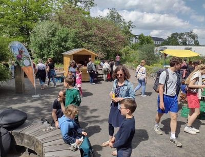 Pflanzenausgabe im Botanischen Garten, Projekt VielFalterGarten, Foto: Rolf Engelmann