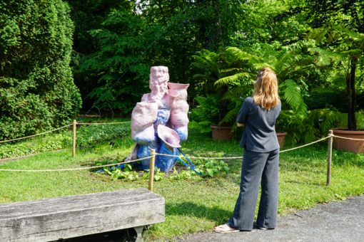 Frau betrachtet ein Kunstwerk im Botanischen Garten