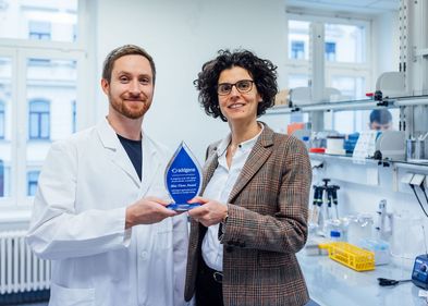 Dr. Robert Serfling und Prof. Dr. Irene Coin mit der Auszeichnung „Blaue Flamme“.