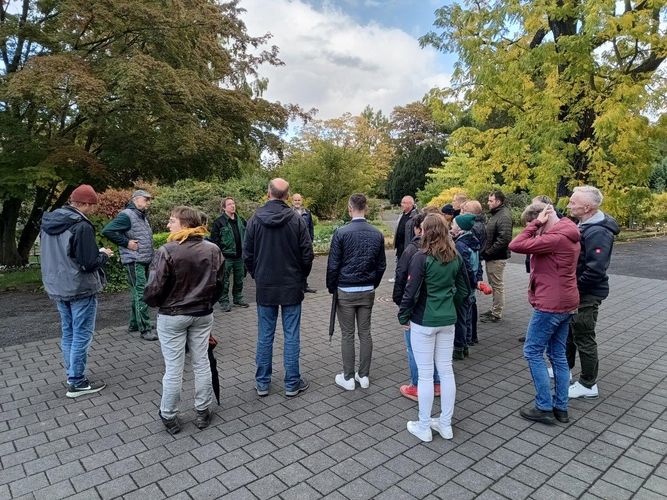 Führung durch den Botanischen Garten der Universität Leipzig bei der Tagung der AG Ausbildung vom Verband Botanischer Gärten e.V. 2024; Foto: Rolf A. Engelmann.