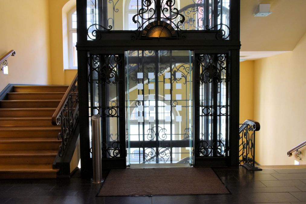 zur Vergrößerungsansicht des Bildes: Der Fahrstuhl im Treppenhaus des Städtischen Kaufhauses (Aufgang A).