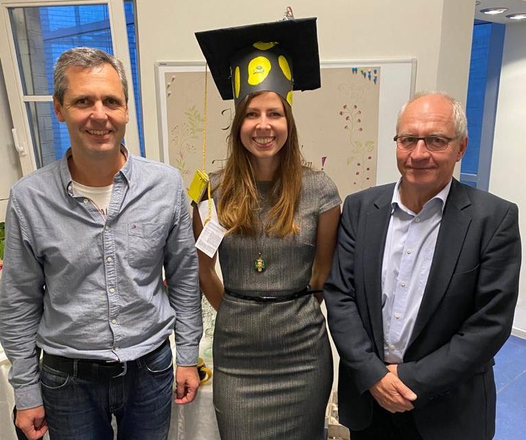 zur Vergrößerungsansicht des Bildes: Kathleen Preißler mit Doktorvater Prof. Sebastian Steinfartz und Prof. Dr. Martin Schlegel, Bild: Kathleen Preißler