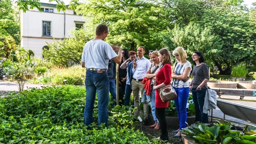 zur Vergrößerungsansicht des Bildes: Dr. Martin Freiberg führt eine Gruppe ehemaliger Studierender durch den Botanischen Garten Leipzig, Foto: Wolfgang Teschner