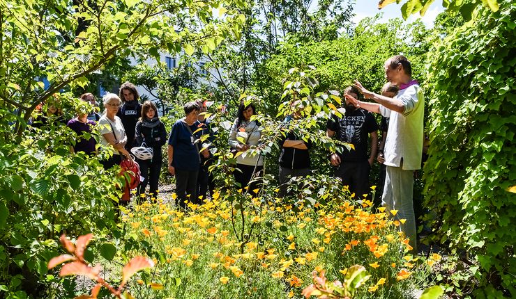 Besuchergruppe während einer Führung durch den Botanischen Garten mit Dr. Martin Freiberg.