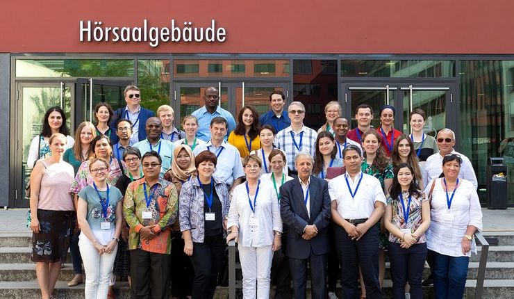 Diese Fotografie zeigt Teilnehmer:innen des Erasmus+ International Credit Mobility Partnerschaftsforums an der Universität Leipzig.