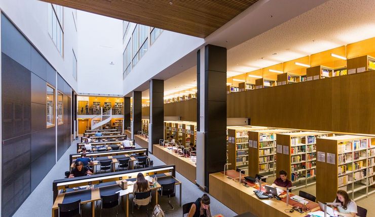 Diese Fotografie zeigt Studierende in der Campusbibliothek der Universität Leipzig.