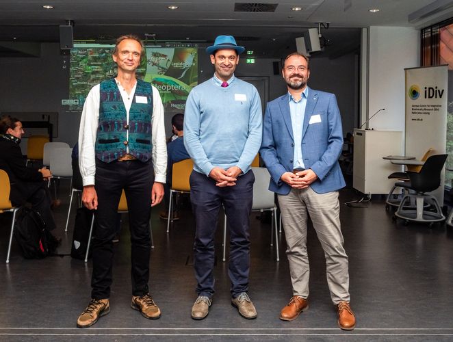 Dr. Martin Freiberg, Kustos des Botanischen Gartens der Universität Leipzig, Dr. Ronny Maik Leder, Direktor des Naturkundemuseums Leipzig, und Prof. Dr. Christian Wirth, Direktor des Botanischen Gartens der Universität Leipzig und Sprecher des iDiv, bei der Präsentation der Ergebnisse von LifeGate Leipzig (von links).