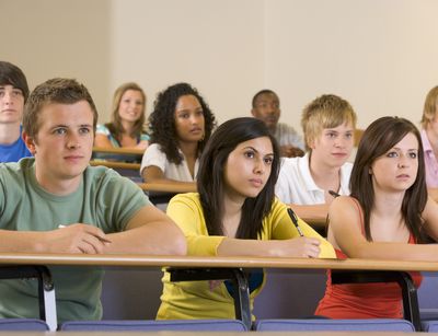 Studenten sitzen im Hörsaal und hören eine Vorlesung