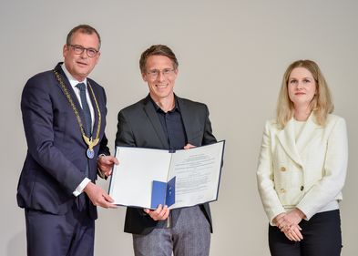 Prof. Dr. Nico Eisenhauer (Mitte) bei der Urkundenübergabe mit Prof. (ETHZ) Dr. Gerald Haug, Präsident der Leopoldina (links), und Franziska Hornig, Generalsekretärin der Leopoldina (rechts)