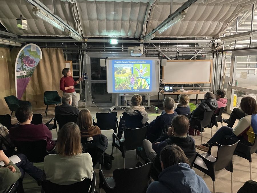 zur Vergrößerungsansicht des Bildes: Birgit Nordt (Botanischer Garten Berlin) stellt das Projekt PflanzeKlimaKultur! vor Foto: Botanischer Garten 