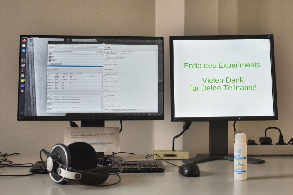 zur Vergrößerungsansicht des Bildes: Auf einem Monitor im Computerlabor ist der Schriftzug „Ende des Experiments. Vielen Dank für Deine Teilnahme!“ zu sehen.