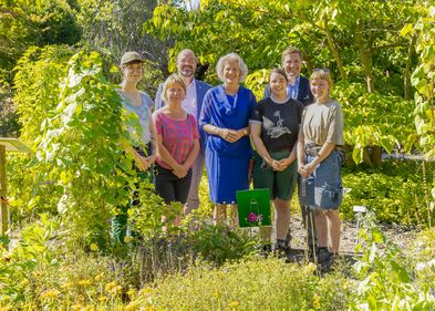 Besuch der Rektorin Prof. Dr. Ines Obergfell am Beet der Azubis im Botanischen Garten Besuch der Rektorin Prof. Dr. Eva Inés Obergfell am Beet der Azubis im Botanischen Garten (v.r.n.l.: Anne Mutscher, Dr. Robert Benjamin Biskop, Anna-Lena Jäckel, Prof. Dr. Ines Obergfell, Prof. Dr. Christian Wirth, Emmelie Schönbrodt, Emily Cox . Foto: Swen Reichhold