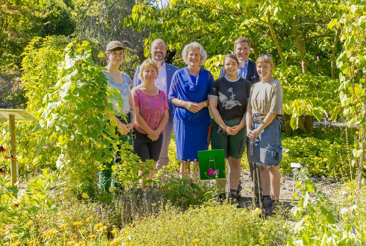 Besuch der Rektorin Prof. Dr. Eva Inés Obergfell am Beet der Azubis im Botanischen Garten (v.r.n.l.: Anne Mutscher, Dr. Robert Benjamin Biskop, Anna-Lena Jäckel, Prof. Dr. Ines Obergfell, Prof. Dr. Christian Wirth, Emmelie Schönbrodt, Emily Cox . Foto: Swen Reichhold