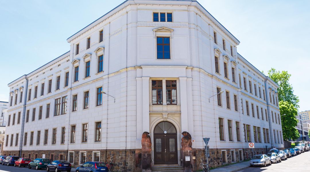 Haupteingang und Frontalansicht des Gebäudes des Instituts für Biologie in der Talstraße. Foto: Christian Hüller