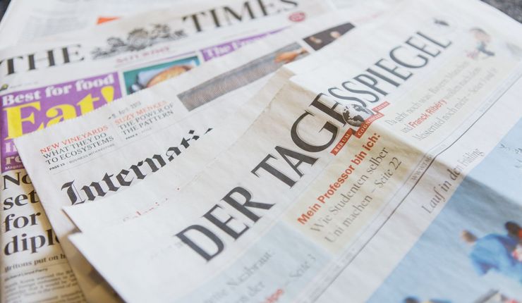 Foto: Verschiedene Tageszeitungen liegen aufgefächert auf einer Fläche