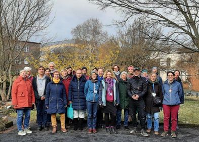 Gruppenbild zur Tagung der AG Bildung des Verbands Botanischer Gärten e. V. im Botanischen Garten der Universität Leipzig 2025, Foto: AG Bildung VBG