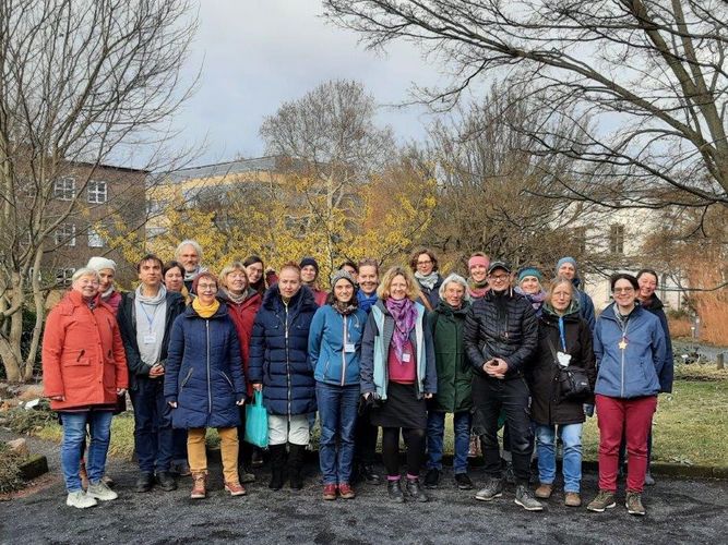 Gruppenbild zur Tagung der AG Bildung des Verbands Botanischer Gärten e. V. im Botanischen Garten der Universität Leipzig 2025, Foto: AG Bildung VBG