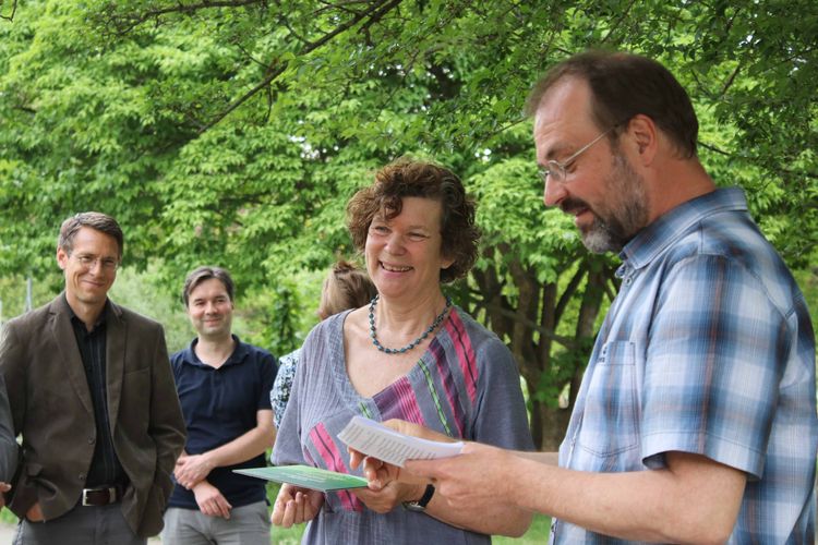 Auf dem Bild sind Prof. Dr. Christian Wirth und die ehemalige Rektorin, Prof. Dr. Beate Schücking zu sehen.