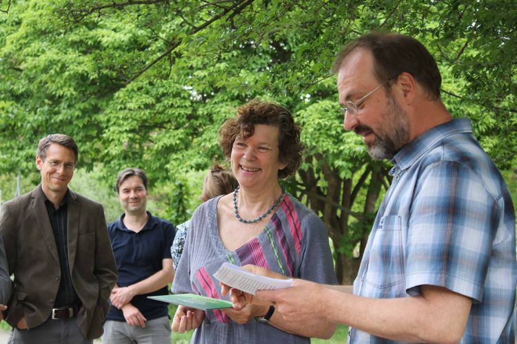 Auf dem Bild sind Prof. Dr. Christian Wirth und die ehemalige Rektorin, Prof. Dr. Beate Schücking zu sehen.