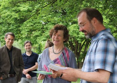 iDiv_ehrt_Schücking Auf dem Bild sind Prof. Dr. Christian Wirth und die ehemalige Rektorin, Prof. Dr. Beate Schücking zu sehen.