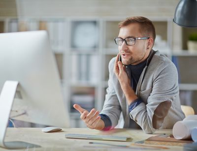 Ein Mitarbeiter des Studienbüros führt eine telefonische Beratung durch.