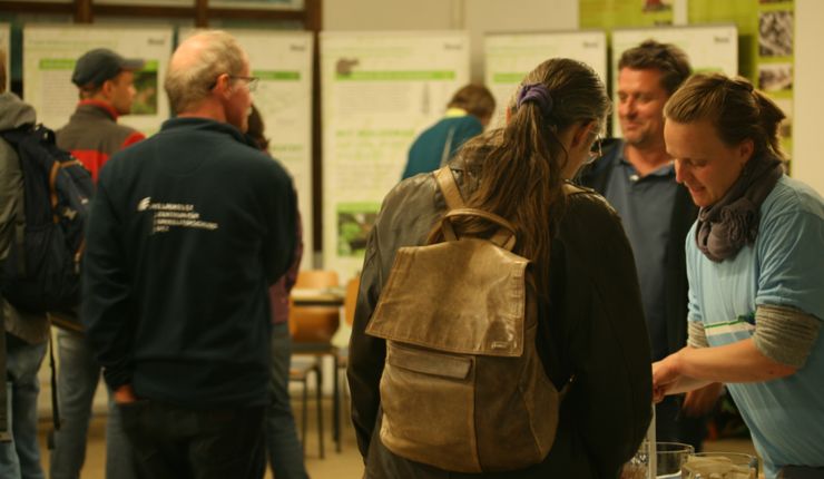 Person hearing to the explanation of an experiment