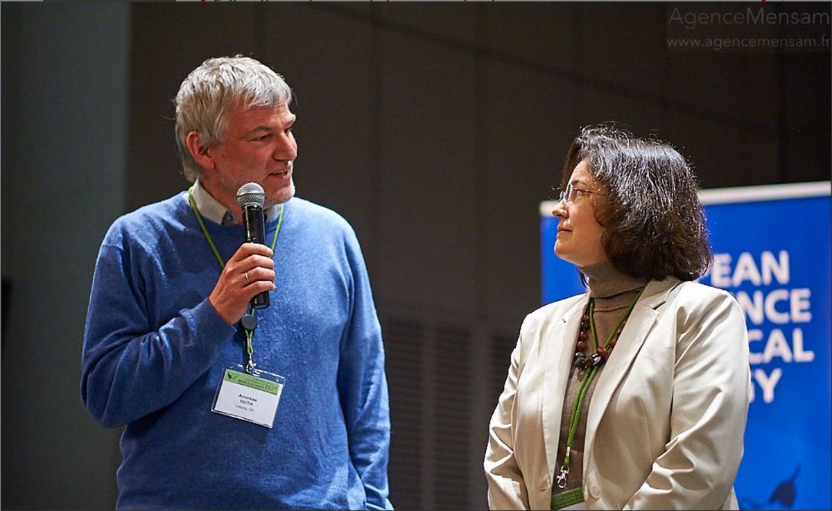 enlarge the image: Gezeigt werden Frau Prof. Alexandra Müllner-Riehl und Herr Prof. Andreas Huth während der Ankündigung der GTÖ-Tagung 2020