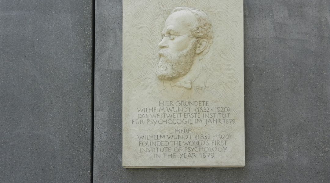 Diese Fotografie zeigt die Gedenktafel von Wilhelm Wundt, Gründer des weltweit ersten Instituts für Psychologie.