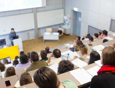 Studierende sitzen in einem Hörsaal.