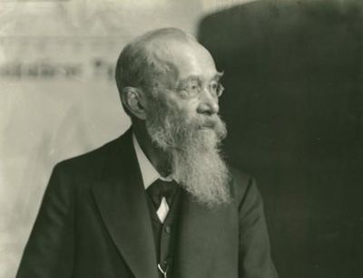 Fotoaufnahme von Wilhelm Wundt im Jahr 1908 mit experimentalpsychologischen Geräten