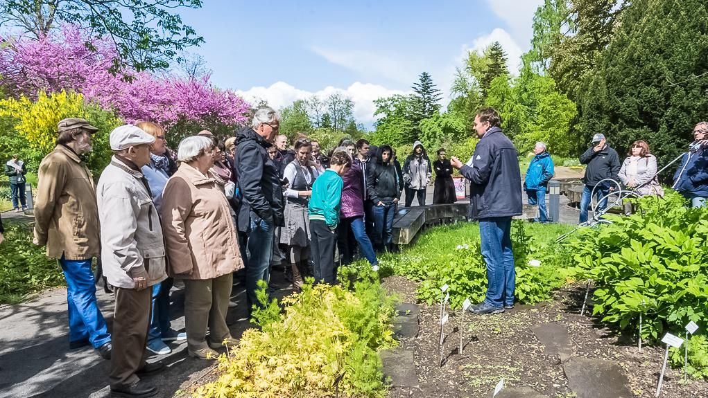 zur Vergrößerungsansicht des Bildes: Ralf Pannowitsch führt eine Besuchergruppe durch das Freigelände, Foto: Wolfgang Teschner