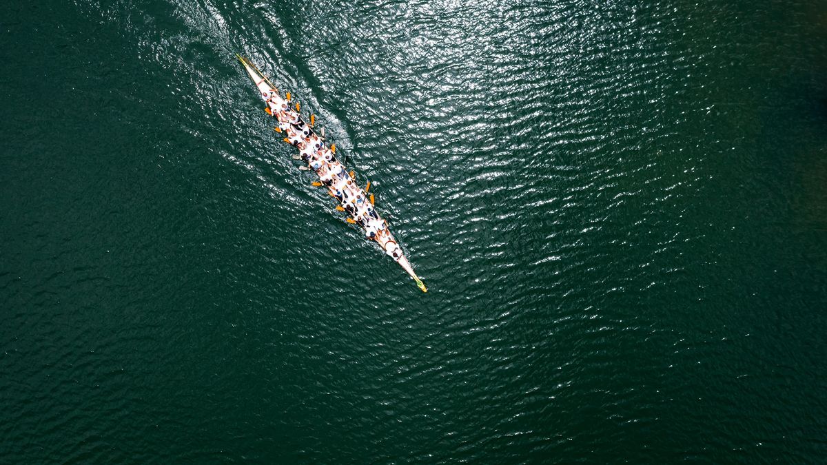 Ein Ruderboot auf einem See