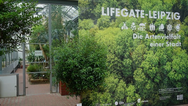 zur Vergrößerungsansicht des Bildes: Banner in der LifeGate Leipzig Ausstellung