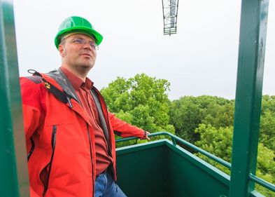 Prof. Dr. Christian Wirth in der Gondel des Forschungskrans. Prof. Dr. Christian Wirth in der Gondel des Forschungskrans.