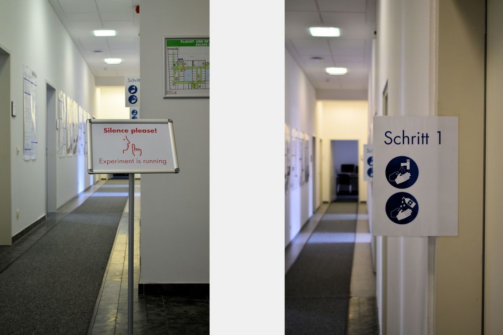 Auf dem Flur der Abteilung Kognitionspsychologie steht ein Hinweisschild mit der Aufschrift „Bitte nicht stören“ und an den Toilettentüren befinden sich Schilder, die auf Handhygiene (Waschen und Desinfizieren) hinweisen.