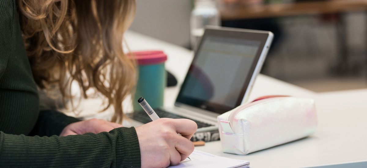 eine Studentin macht sich während einer Vorlesung Notizen (Foto: Christian Hüller)