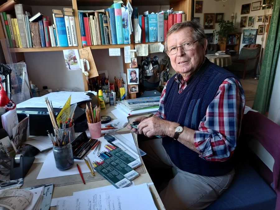 zur Vergrößerungsansicht des Bildes: Prof. Dr. Arndt Kästner am häuslichen Arbeitsplatz mit seinen Zeichengeräten. Foto: Rolf A. Engelmann
