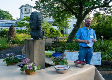 Prof. Dr. Christian Wirth im Botanischen Garten; Foto: Wolfgang Teschner Prof. Dr. Christian Wirth im Botanischen Garten; Foto: Wolfgang Teschner