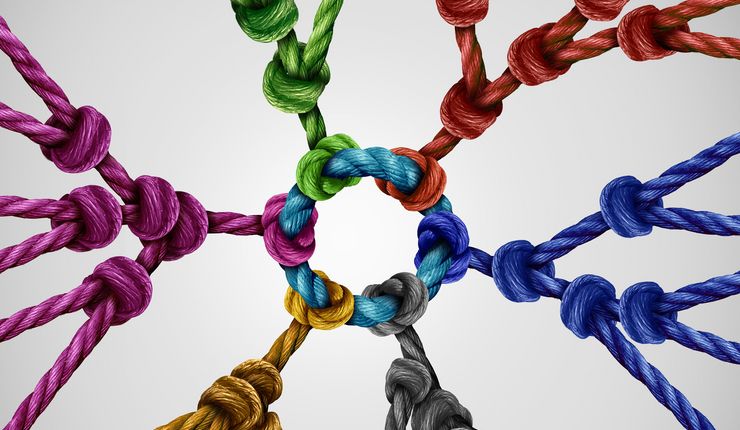 Sechs Seile sind miteinander verknotet und in einem Kreis angeordnet.