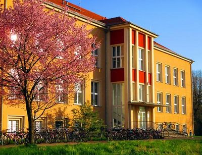 Die Abendsonne taucht das Gebäude des Instituts für Biologie in der Johannissalle 21 bis 23 in warmes Licht.