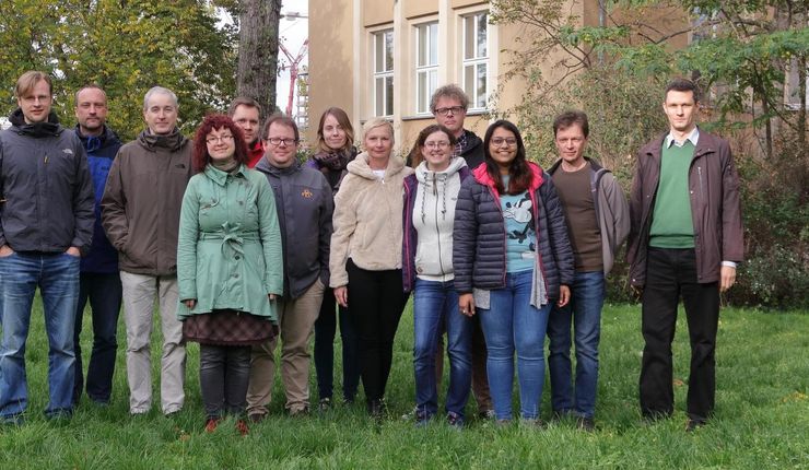 Mitarbeiter der AG Pflanzenphysiologie 2019 vor dem Institutsgebäude in der Johannisallee.