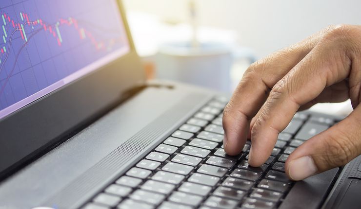 Dieses Bild zeigt tippende Finger auf der Tastatur eines Laptops.